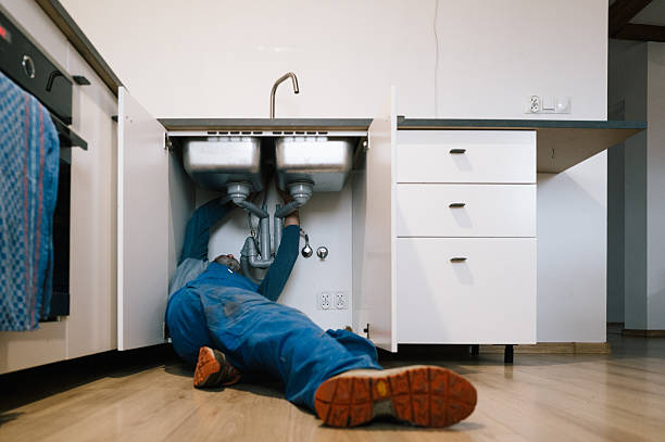 Professional Emergency Plumber technician working in Hackensack, NJ